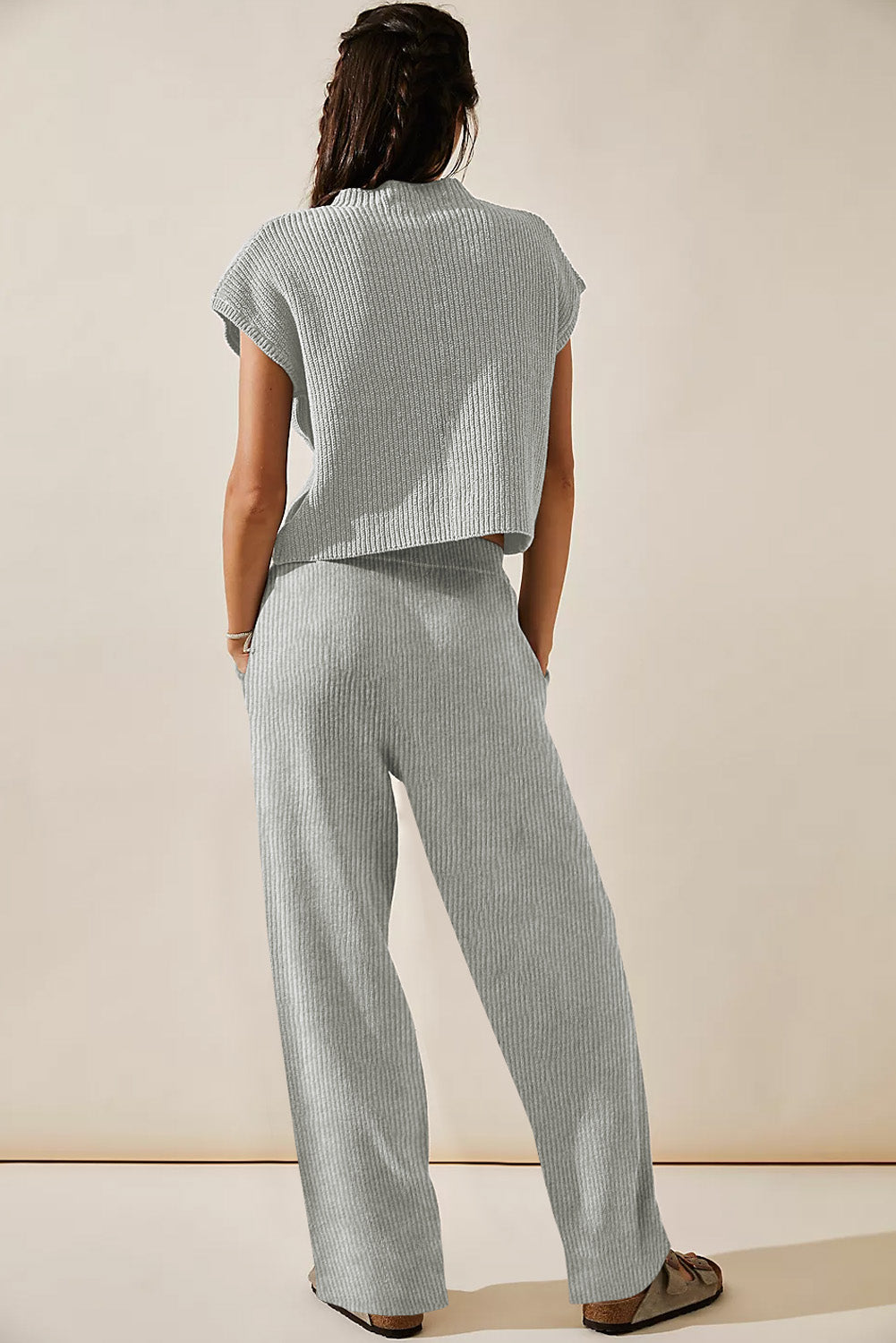 Conjunto de pantalón casual y suéter de punto gris con cuello en V