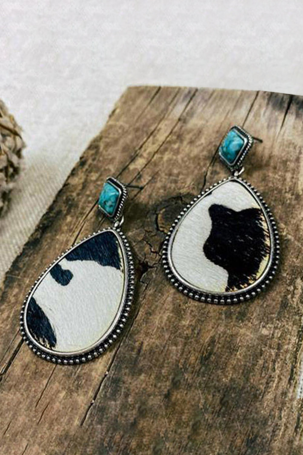 Pendientes colgantes de turquesa con estampado de vaca negra