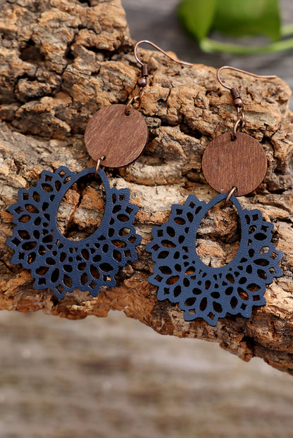 Pendientes colgantes de madera redondos con flores ahuecadas blancas 