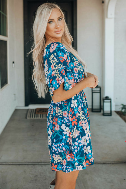 Vestido floral con volantes y escote cuadrado en color azul