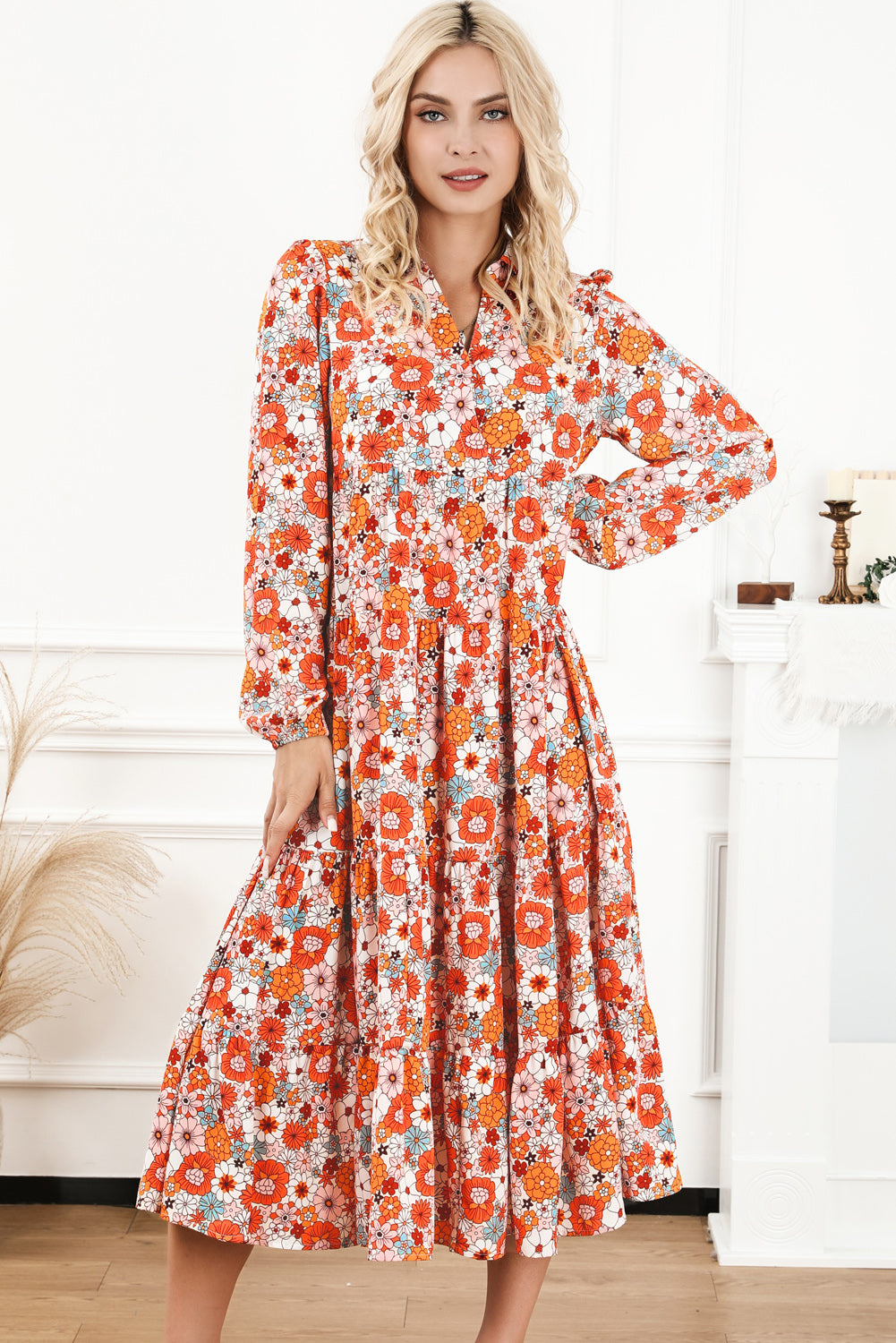 Vestido bohemio amarillo con cuello, manga larga y volantes con estampado floral