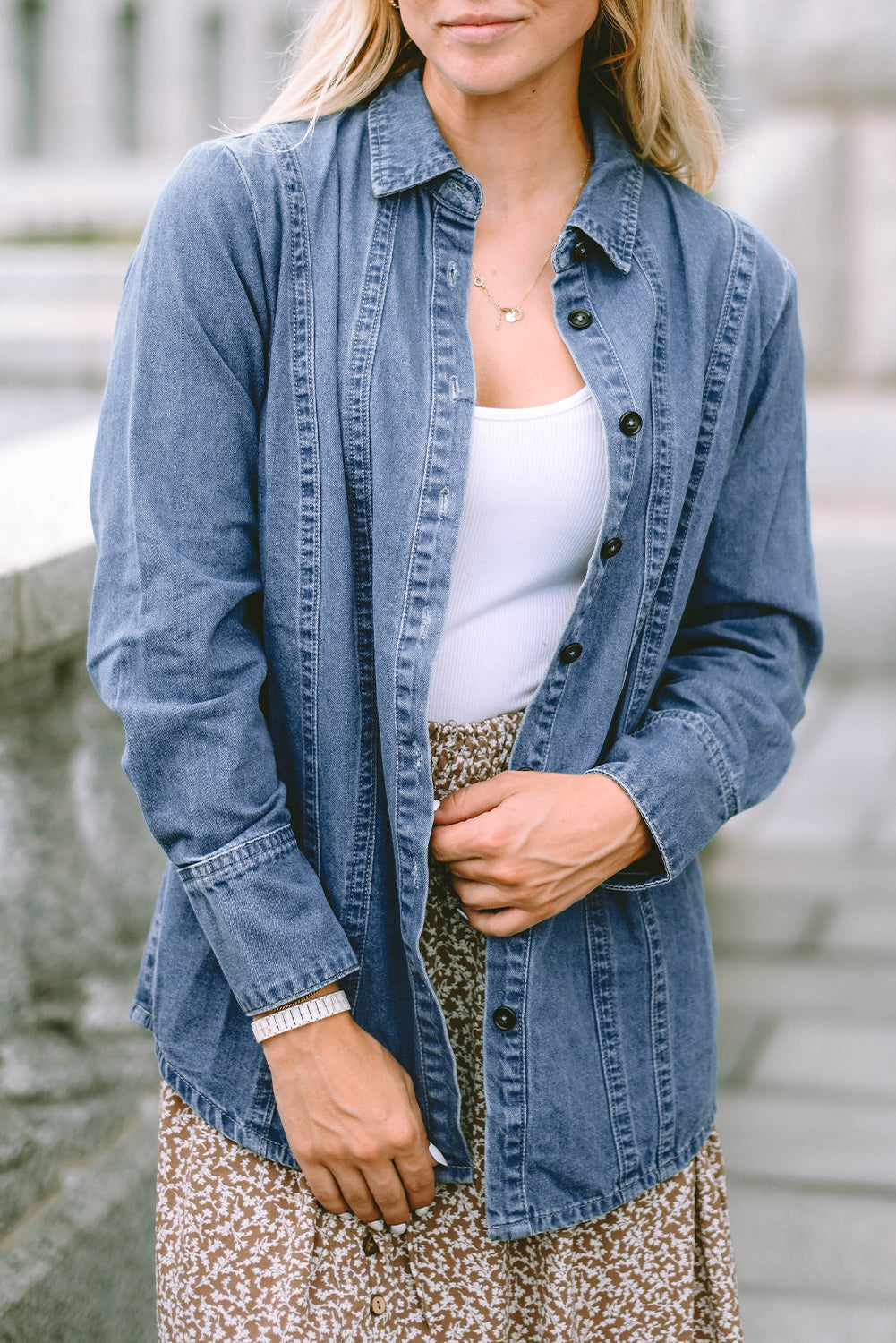 Chaqueta vaquera de manga larga con botones en color azul cielo