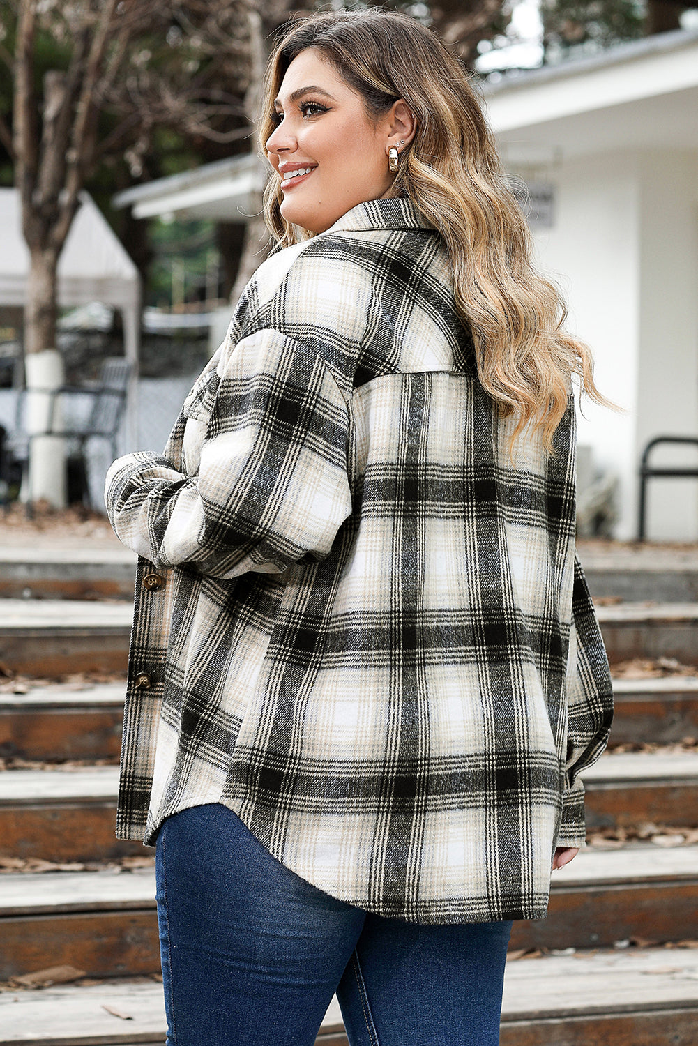 Chaqueta negra con bolsillos con solapa y diseño a cuadros cepillados en talla grande 