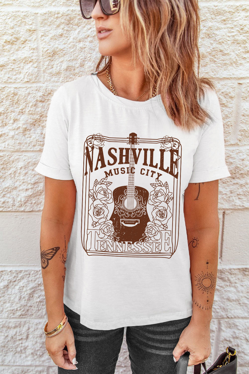 Camiseta blanca con cuello redondo y gráfico de NASHVILLE MUSIC CITY