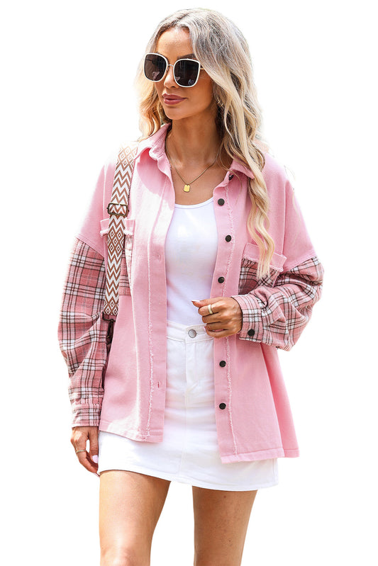 Chaqueta con dobladillo sin rematar y patchwork a cuadros de color rosa