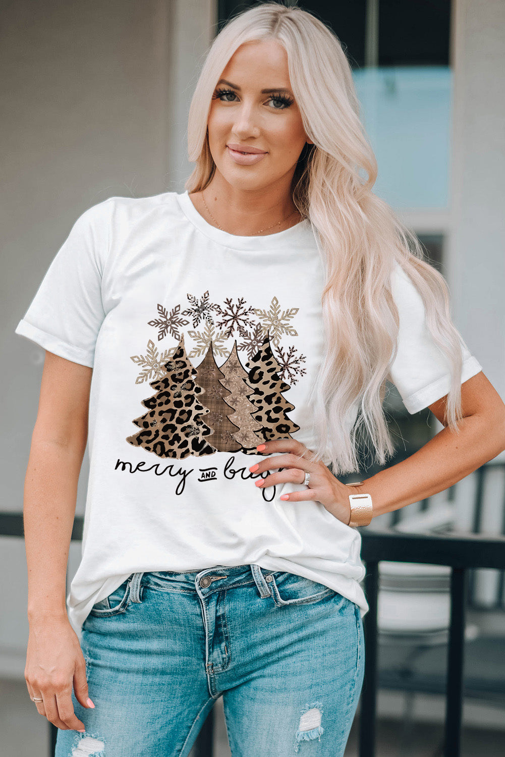 Camiseta de cuello redondo con estampado de árbol de Navidad y leopardo blanco