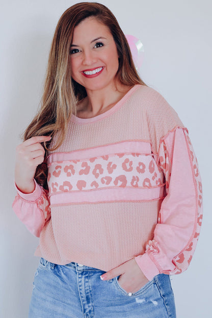 Blusa de punto gofre con costuras expuestas y patchwork de leopardo rosa