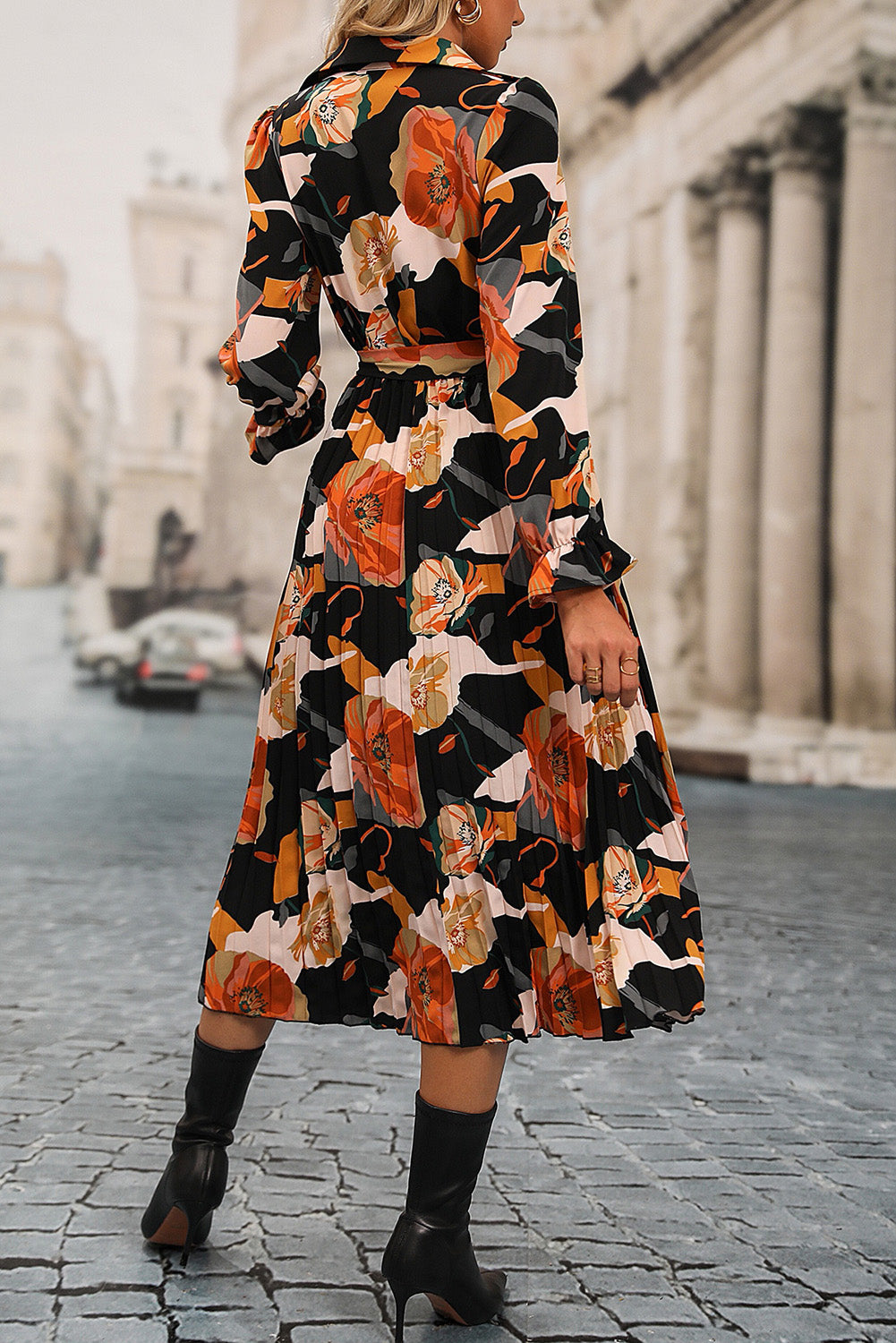 Blusa de cuello alto con estampado floral negro 