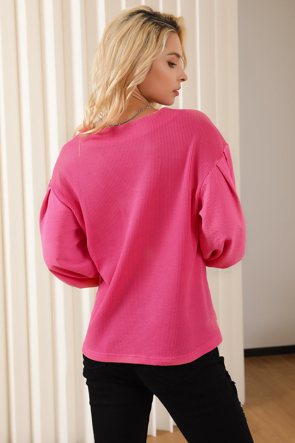 Blusa con escote en V y mangas abullonadas en punto gofre con rosas