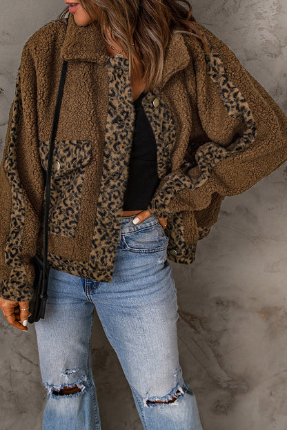 Chaqueta Sherpa con bolsillos y parches de leopardo