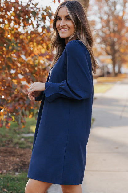 Vestido camisero con escote en V dividido y mangas con volantes en azul