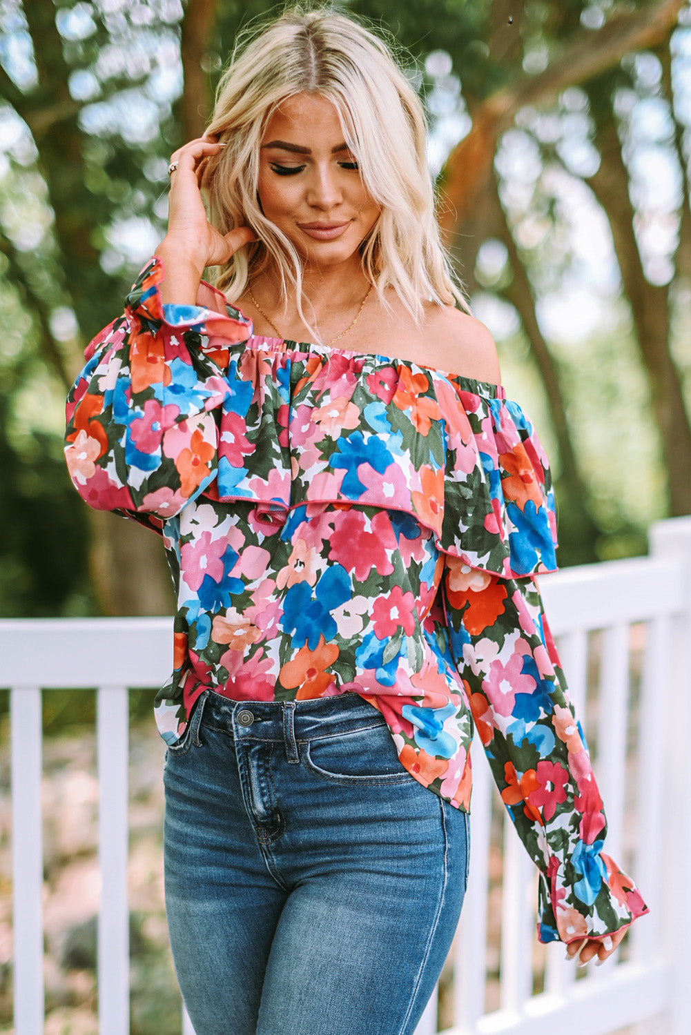 Blusa con hombros descubiertos y volantes con estampado floral