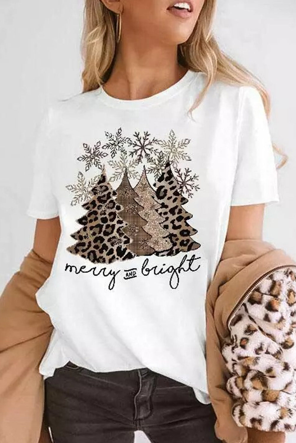 Camiseta de cuello redondo con estampado de árbol de Navidad y leopardo blanco