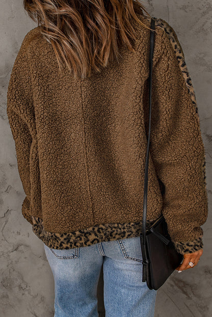 Chaqueta Sherpa con bolsillos y parches de leopardo