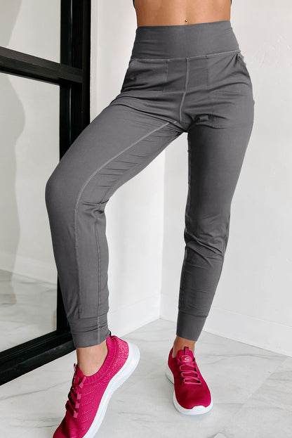 Pantalones de jogging de talle alto con bolsillos y costuras expuestas en gris medio