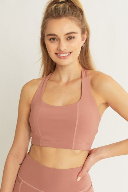 Top deportivo con espalda descubierta y corte halter