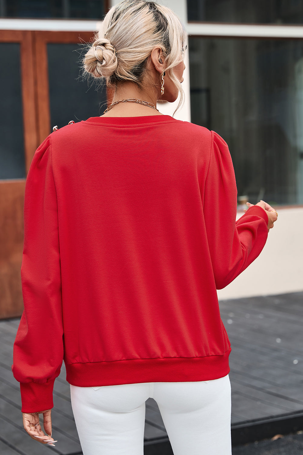 Blusa de manga larga con detalle de botón rojo