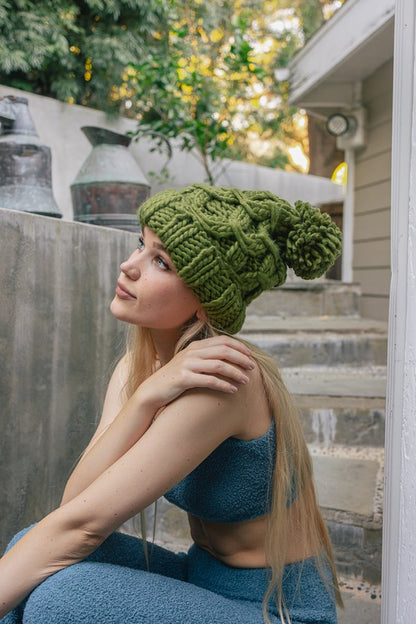 Gorro de punto grueso con pompón de gran tamaño