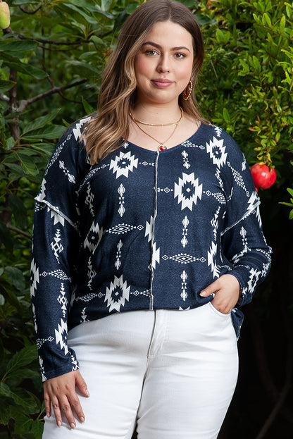 This Curvy Top gives your look an edgy Western flair with a V-neck and bold Aztec print. Crafted with brushed Knit fabric, the inside-out stitching adds an extra touch of chicness. Plus, with 95% Polyester and 5% Elastane, you'll stay comfy and stylish all day long. Moodz Boutique has you covered!