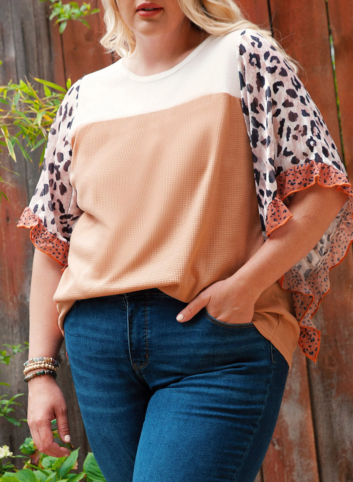 Blusa de punto gofre color caqui con estampado animal y mangas con volantes en talla grande