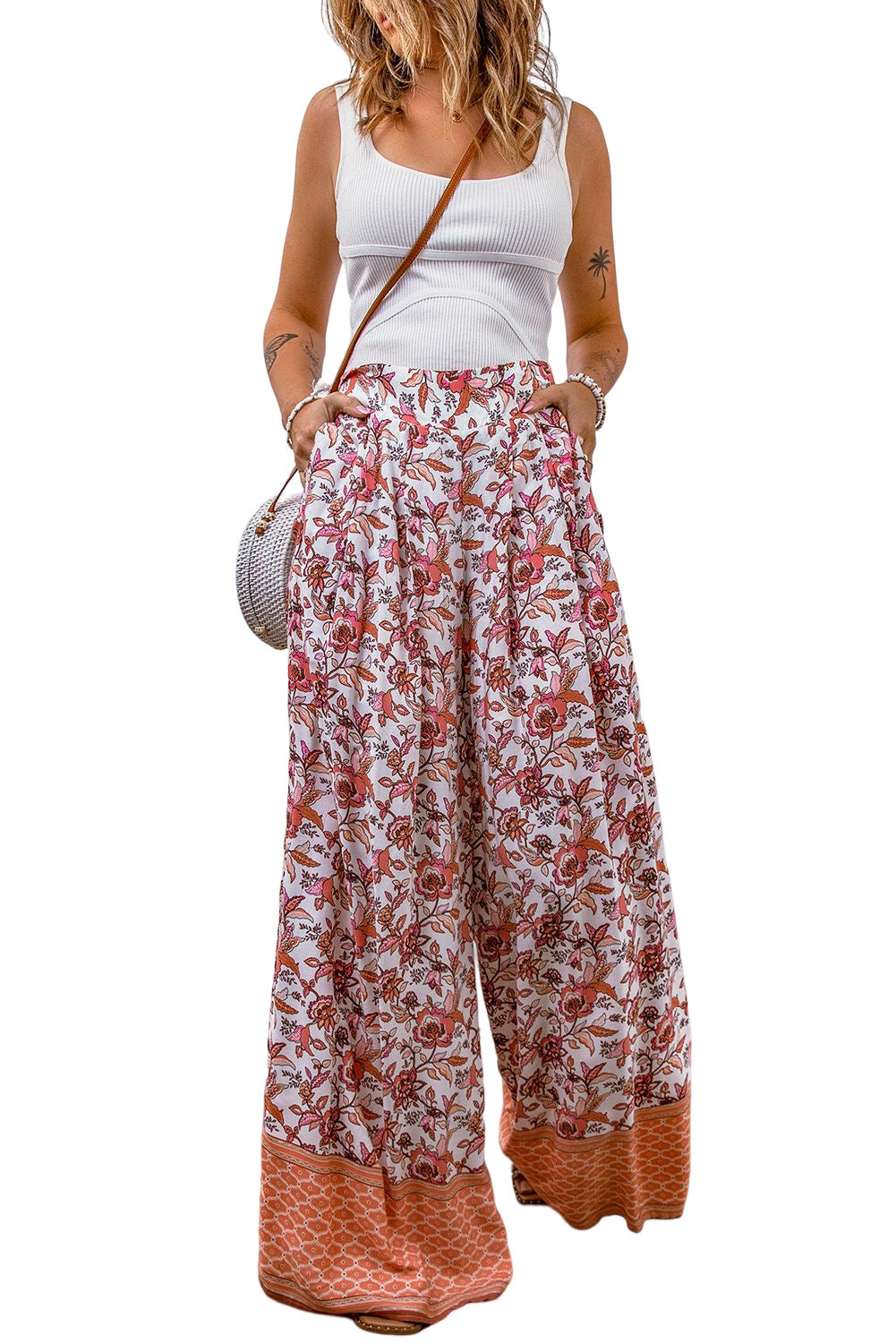 Pantalones de pierna ancha y cintura alta con frunces y estampado floral rojo