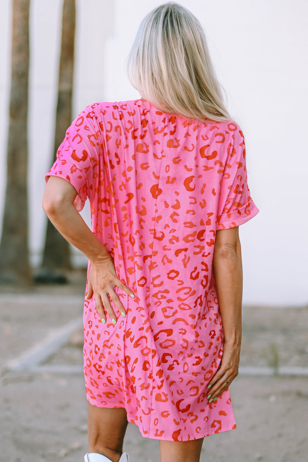 Vestido camisero con escote en V y estampado de leopardo en color rosa