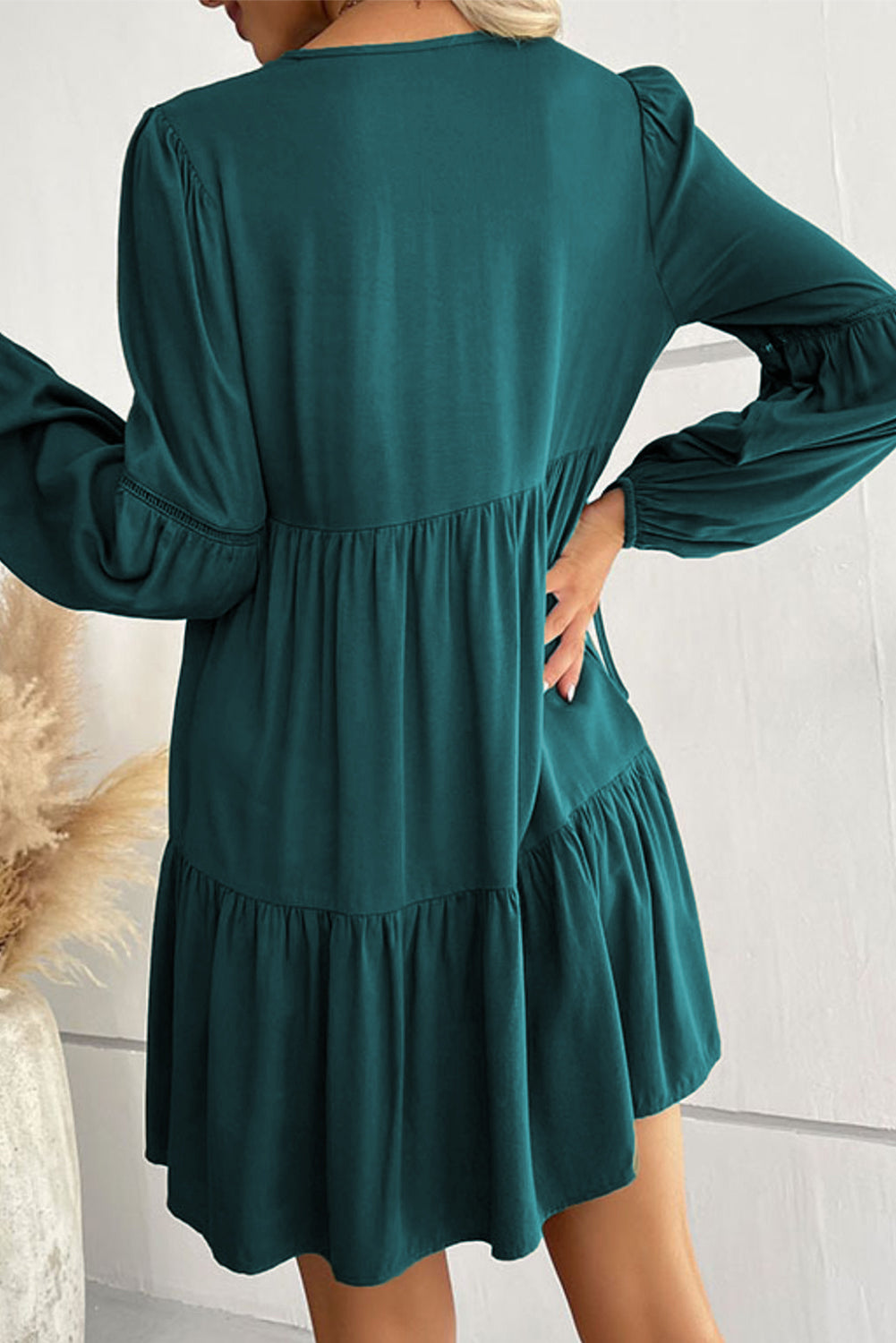 Vestido corto con volantes, botones y mangas abullonadas con encaje verde