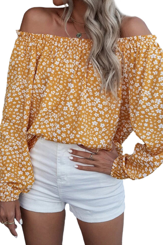 Blusa con hombros descubiertos, mangas farol y ribete de volantes con estampado floral amarillo