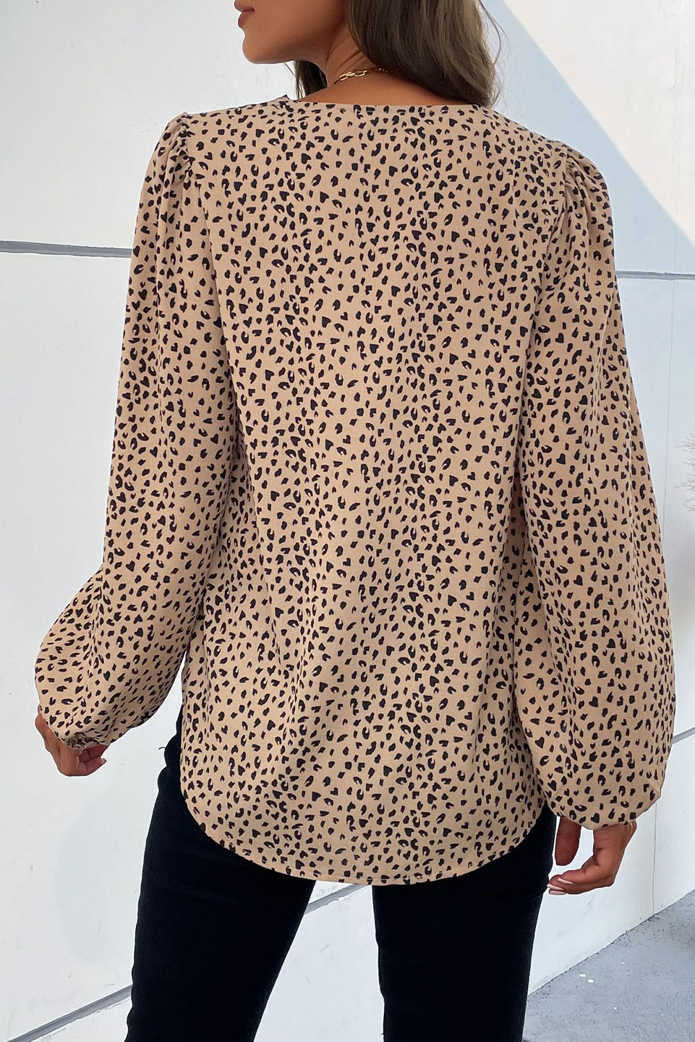 Blusa con cuello en V y mangas abullonadas con estampado de leopardo en color caqui