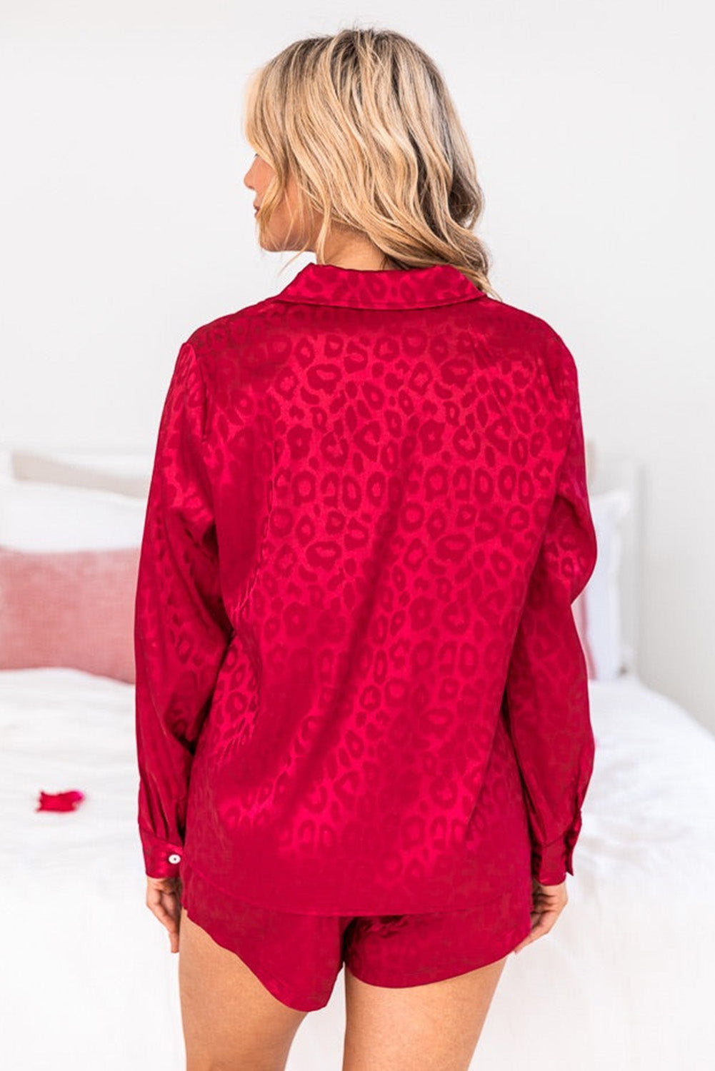 Conjunto de dos piezas de pantalón corto y top de manga larga con estampado de leopardo y satén rojo