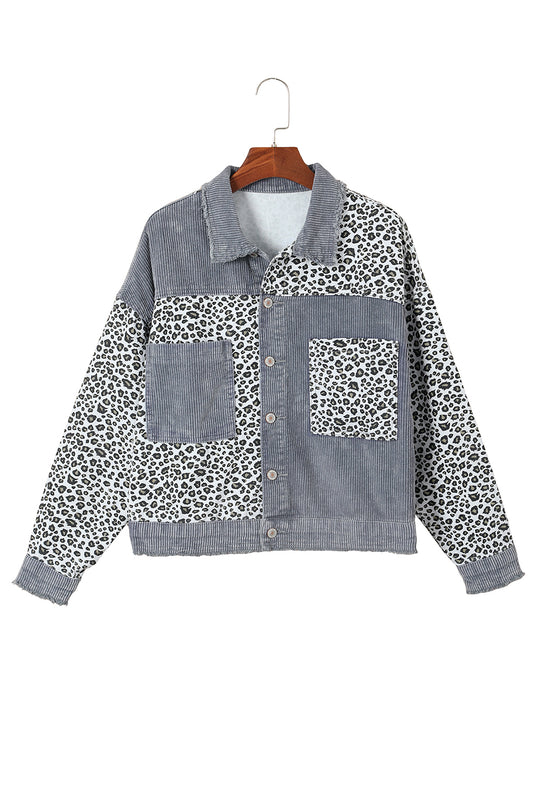 Chaqueta de pana con botones y dobladillo rasgado con parches de leopardo en color gris 