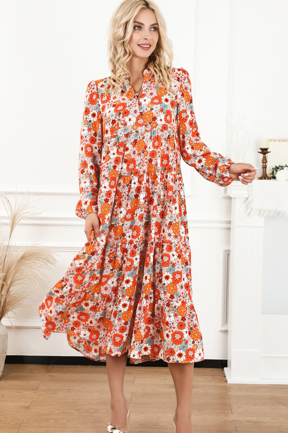 Vestido bohemio amarillo con cuello, manga larga y volantes con estampado floral