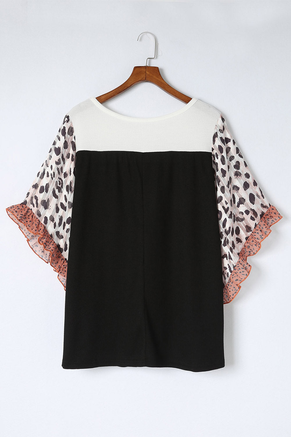 Blusa de punto gofre color caqui con estampado animal y mangas con volantes en talla grande