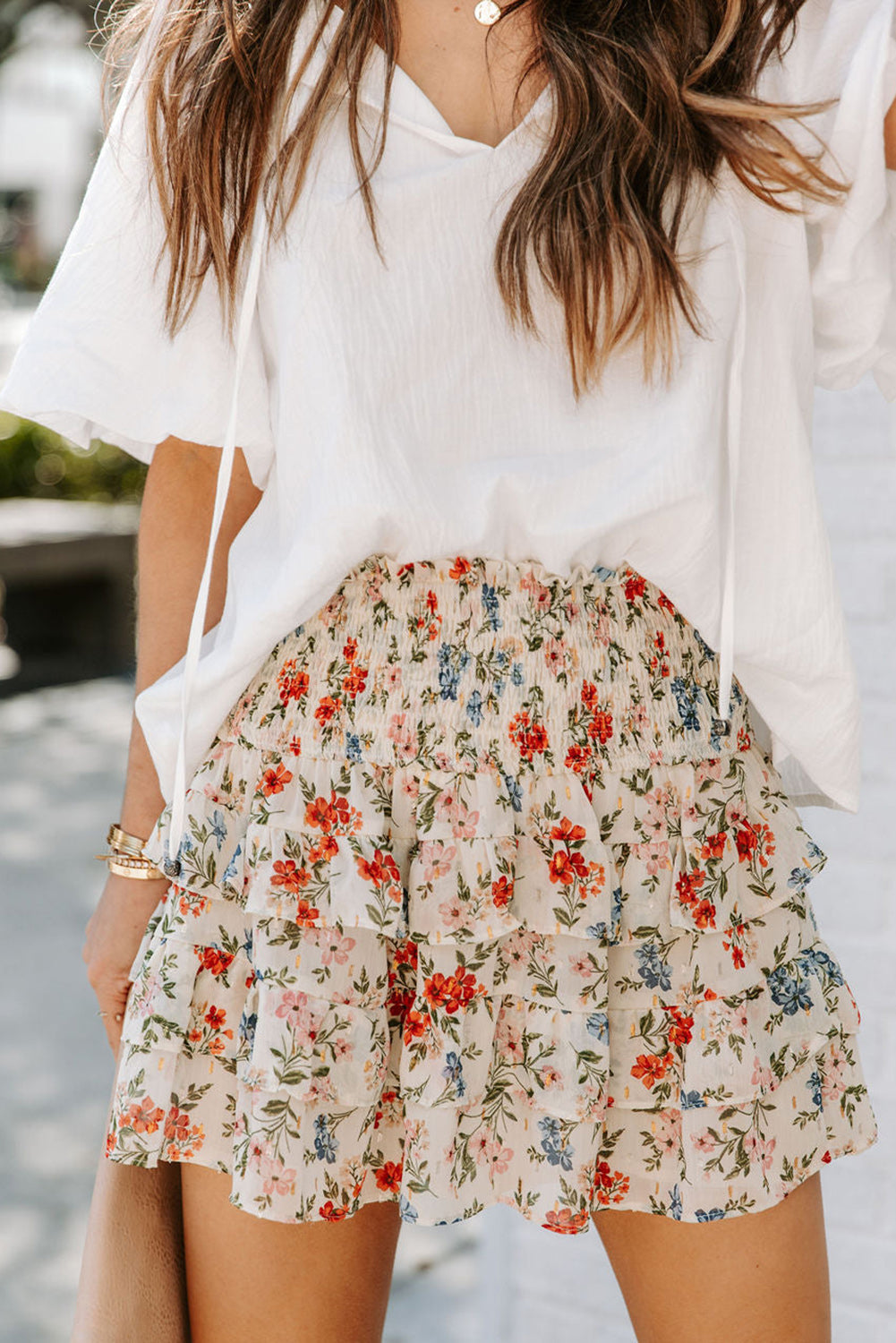 Falda con volantes, cintura alta y fruncido en beige con flores en capas