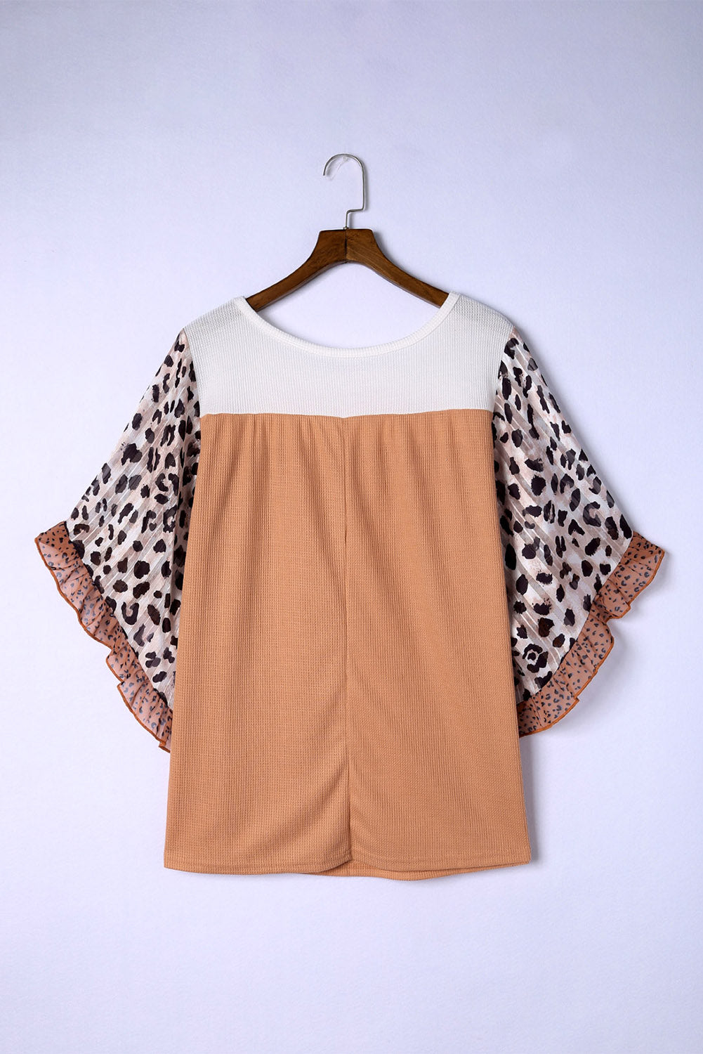 Blusa de punto gofre color caqui con estampado animal y mangas con volantes en talla grande