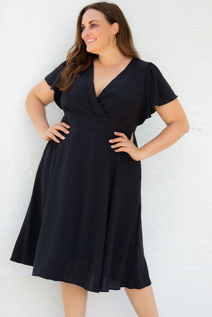 Vestido midi negro de talla grande con escote en V y mangas con vuelo 