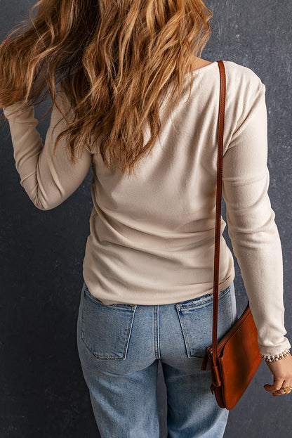 Blusa de manga larga con escote en V y encaje de crochet en color beige