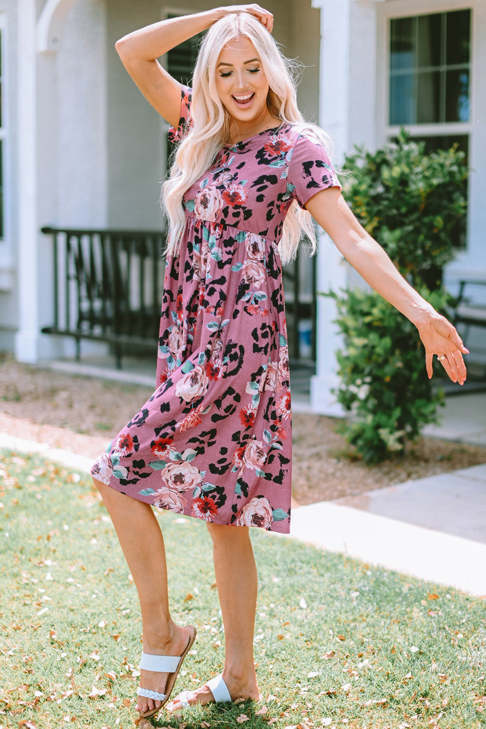 Vestido acampanado de manga corta con estampado de leopardo rojo