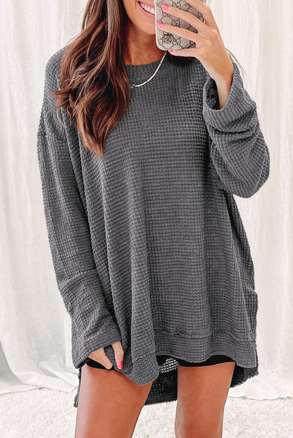 Top oversize con aberturas altas y tejido de gofre gris