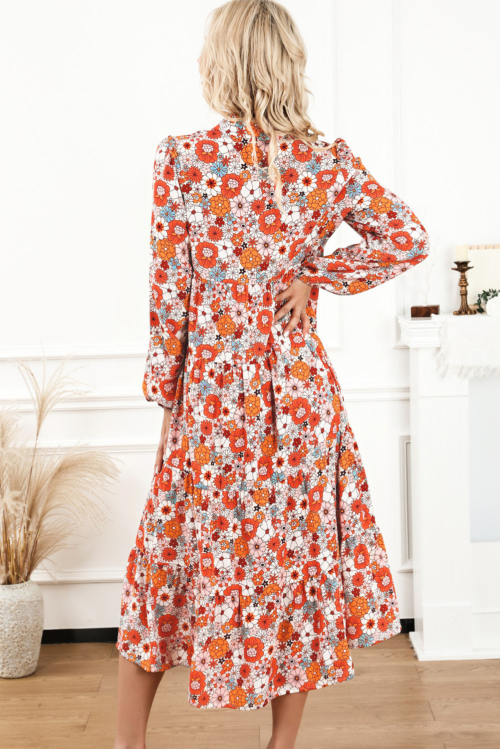 Vestido bohemio amarillo con cuello, manga larga y volantes con estampado floral