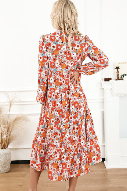 Vestido bohemio amarillo con cuello, manga larga y volantes con estampado floral