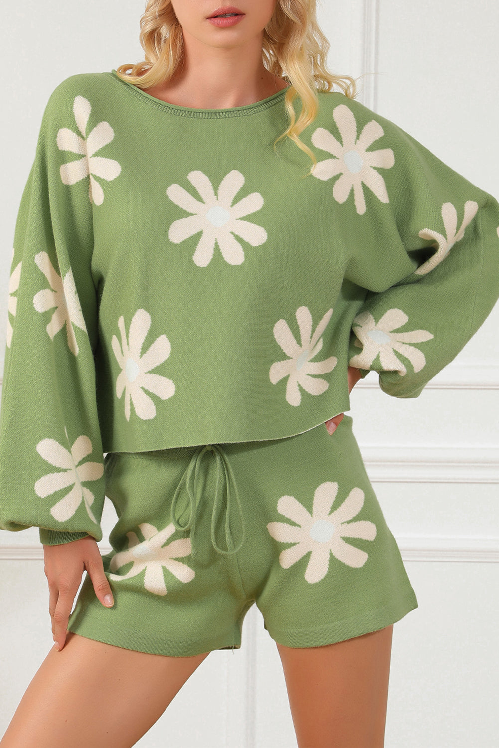 Conjunto de suéter y pantalones cortos de punto con mangas abullonadas y estampado de flores verdes