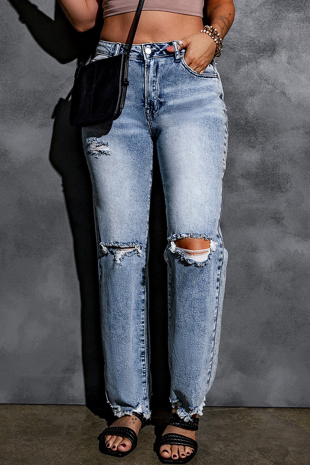 The faded finish brings an unexpected edge to these jeans - guaranteed to make 'em look twice! Hits of shredded details elevate yer style game, while the high-waist and wide-leg combo flaunts yer long and lean pins. Expand yer wardrobe options with a shirt, tank, jacket, sneaks, and sanda's and look oh-so-stylish. Material: 93% Cotton, 5% Polyester and 2% Elastane.