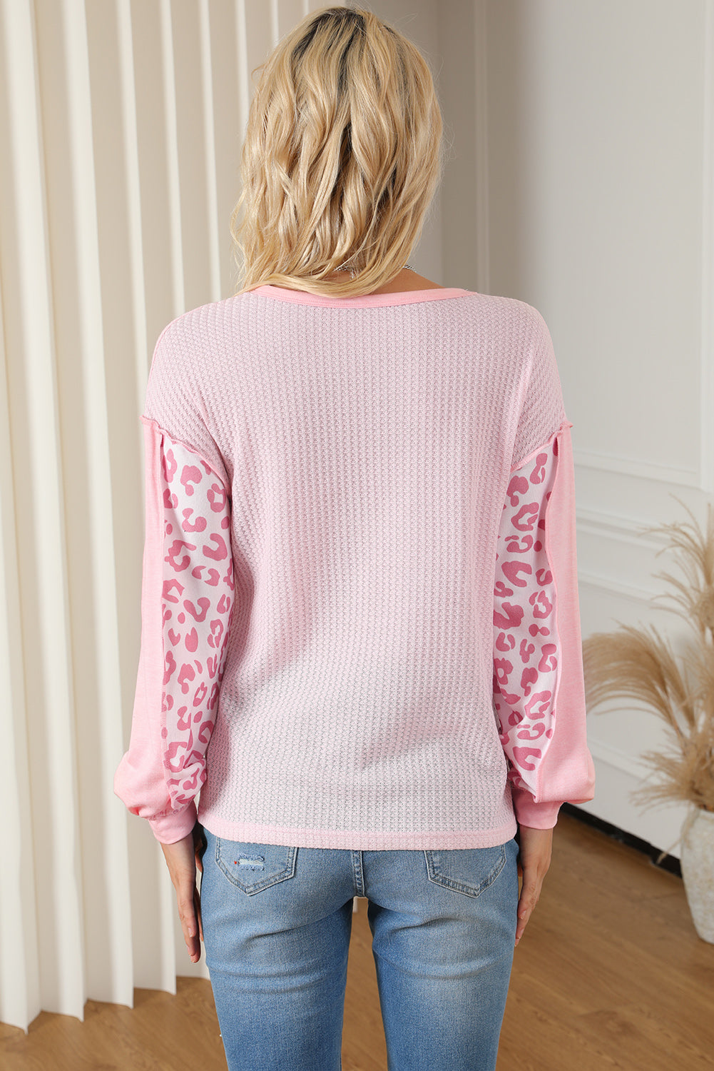 Blusa de punto gofre con costuras expuestas y patchwork de leopardo rosa