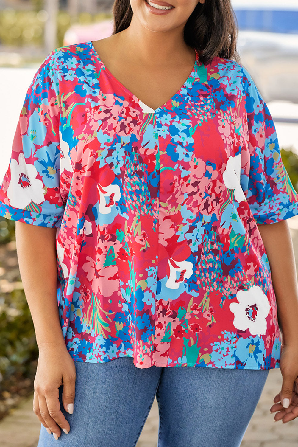 Blusa floral de talla grande con mangas dolman y escote en V en color azul cielo