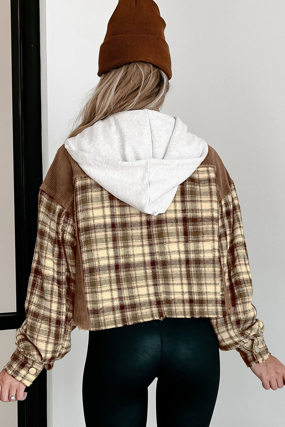 Chaqueta corta con capucha y diseño desgastado de patchwork a cuadros marrones