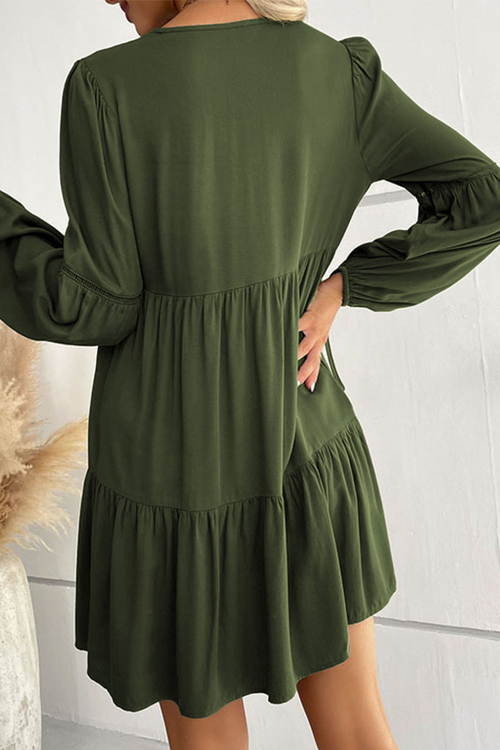 Vestido corto con volantes, botones y mangas abullonadas con encaje verde