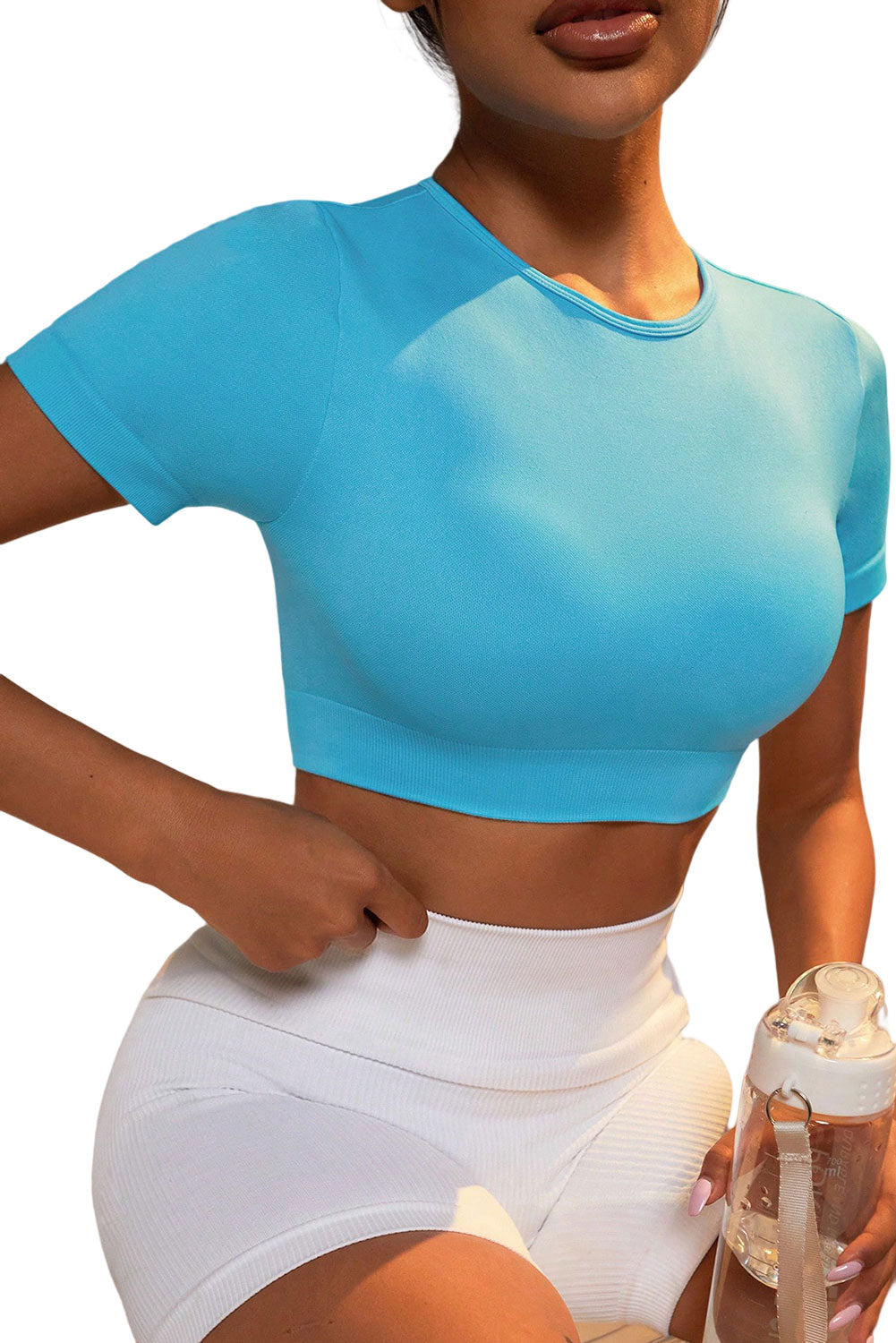 Active-wear that'll have you feelin' sporty and sexy! Made of ultra-stretchable, seam-free fabric for the perfect fit. Round neck, short sleeves, and a major cut-out on the back - this crop top takes your workout 'fit to the next level. Go for a run in the Light Blue hue! Material: 90% Polyamide +10% Elastane