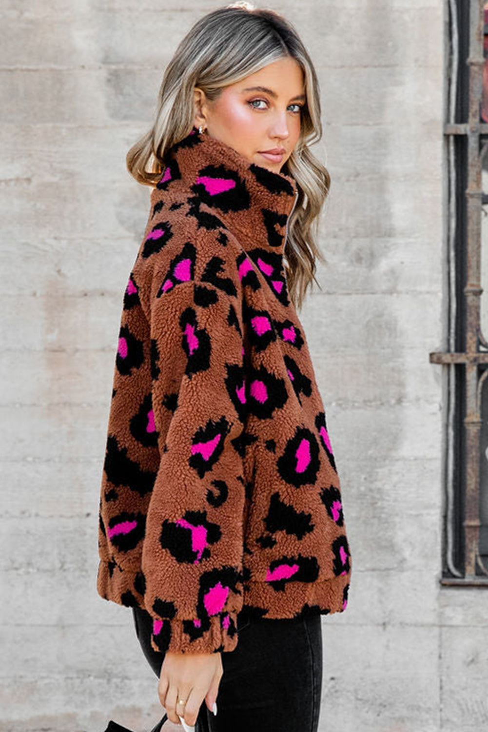 Chaqueta de peluche de sherpa con cuello alto y cremallera de leopardo