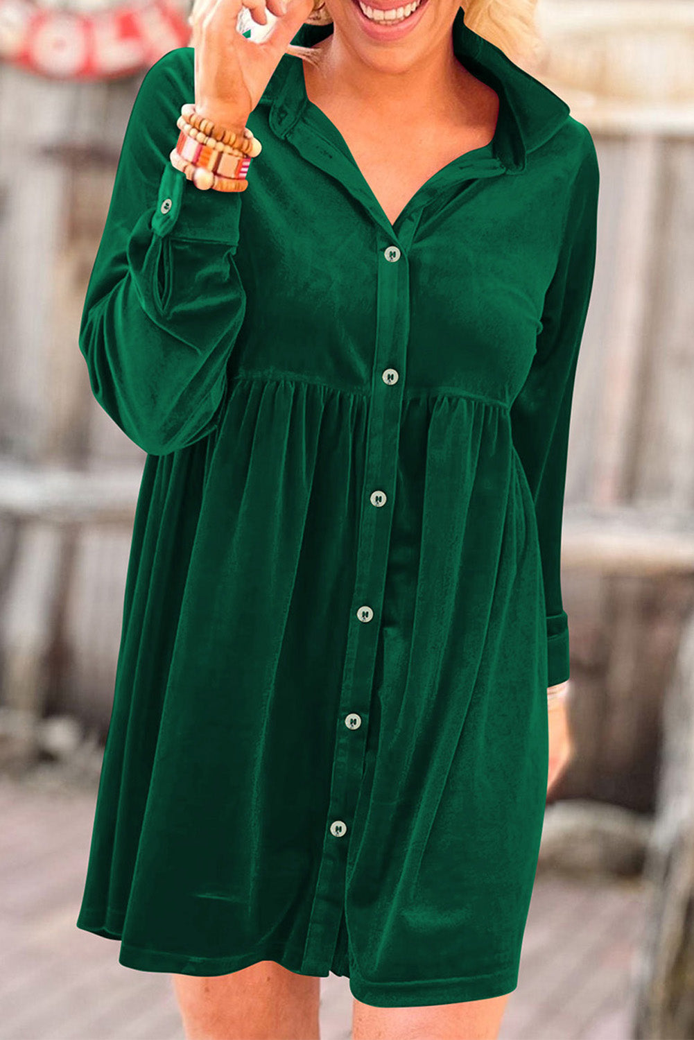 Vestido de terciopelo con volantes y botones de manga larga de color verde